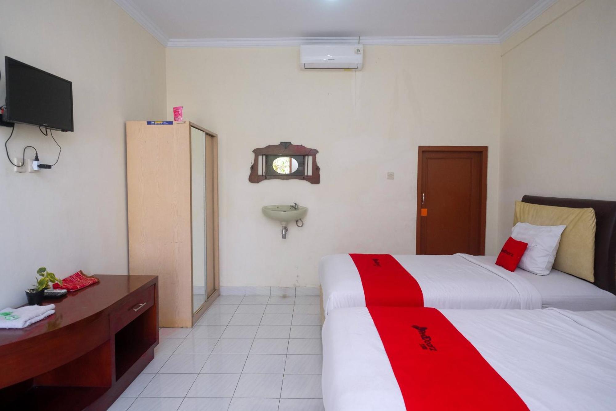 Reddoorz Syariah Near Alun Alun Wonosari Hotel Exterior photo