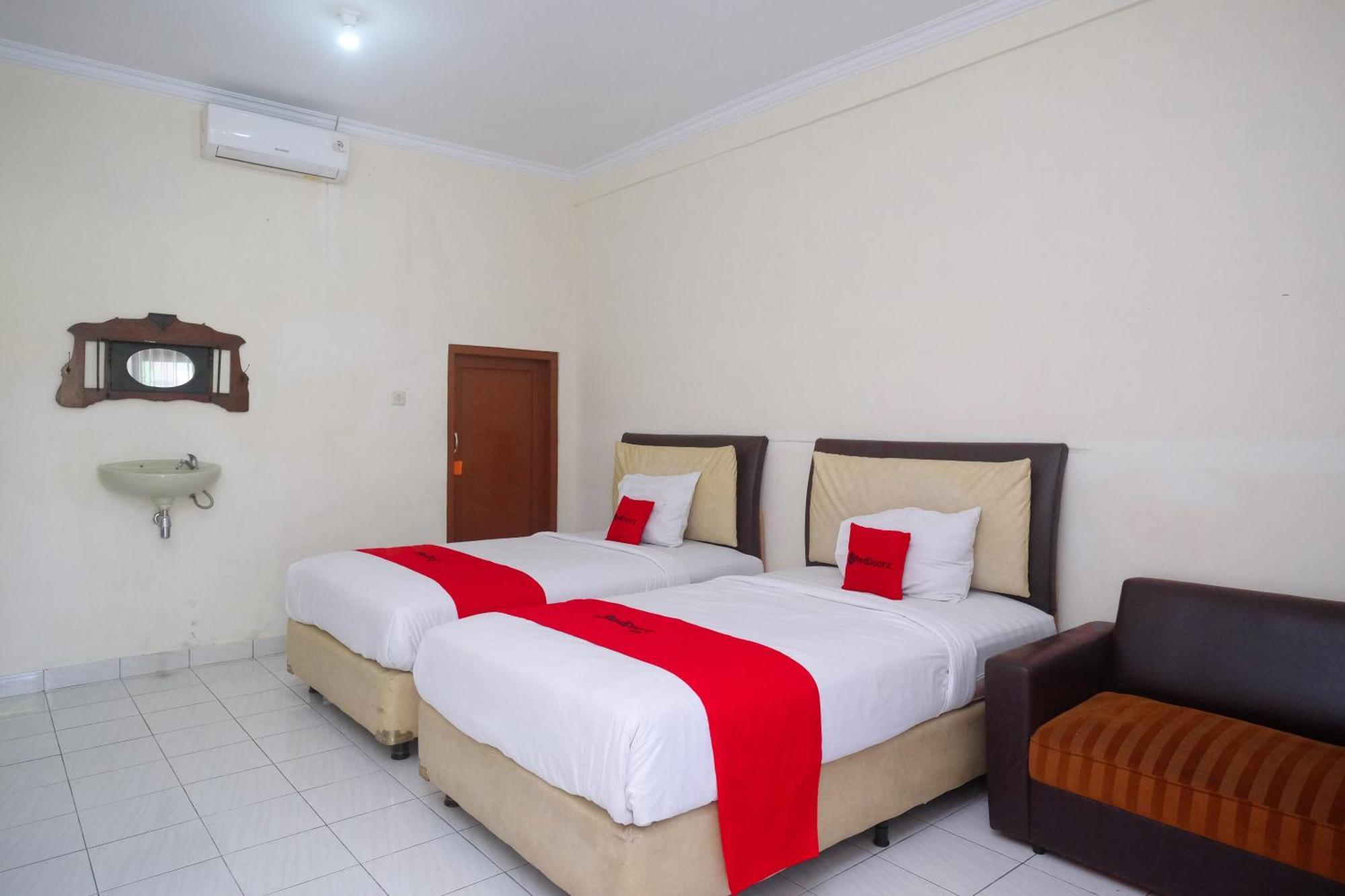 Reddoorz Syariah Near Alun Alun Wonosari Hotel Exterior photo